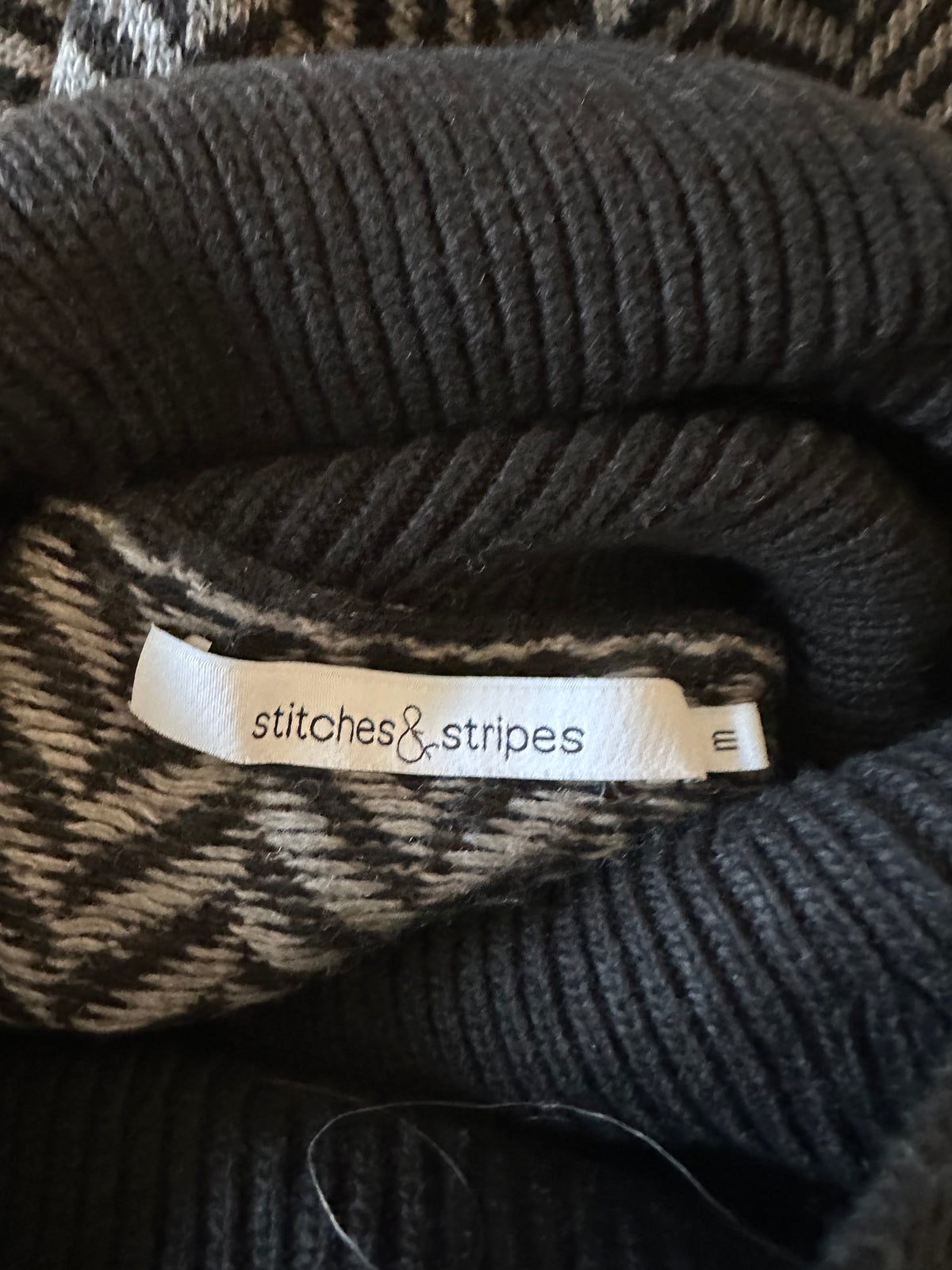 Stitches & Stripes Herringbone Turtleneck Sweater in Black and Grey | Size Medium