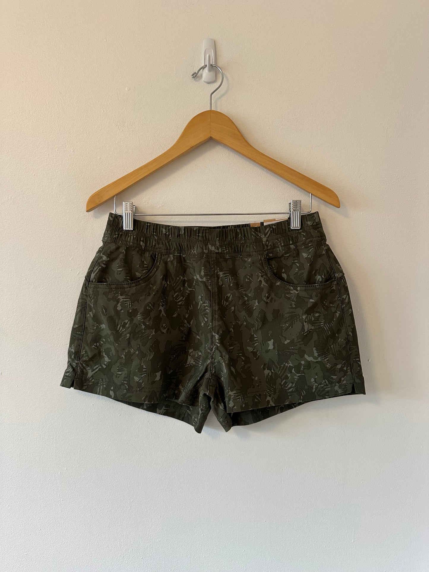 NWT Prana Pull On Stretch Nylon Shorts in Evergreen Camo Green | Size 8