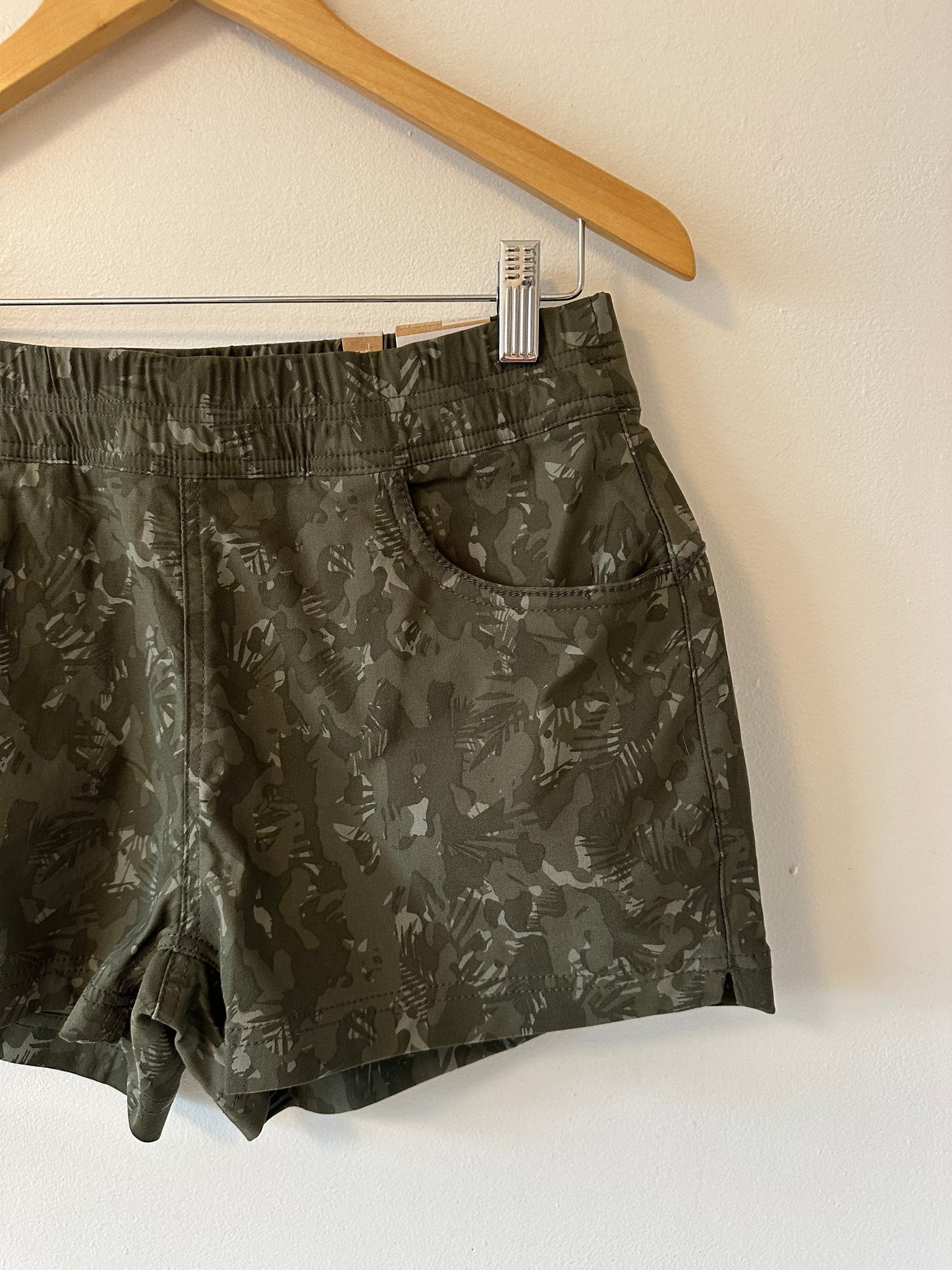 NWT Prana Pull On Stretch Nylon Shorts in Evergreen Camo Green | Size 8