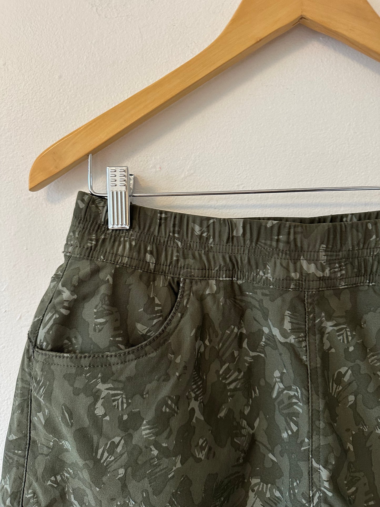 NWT Prana Pull On Stretch Nylon Shorts in Evergreen Camo Green | Size 8
