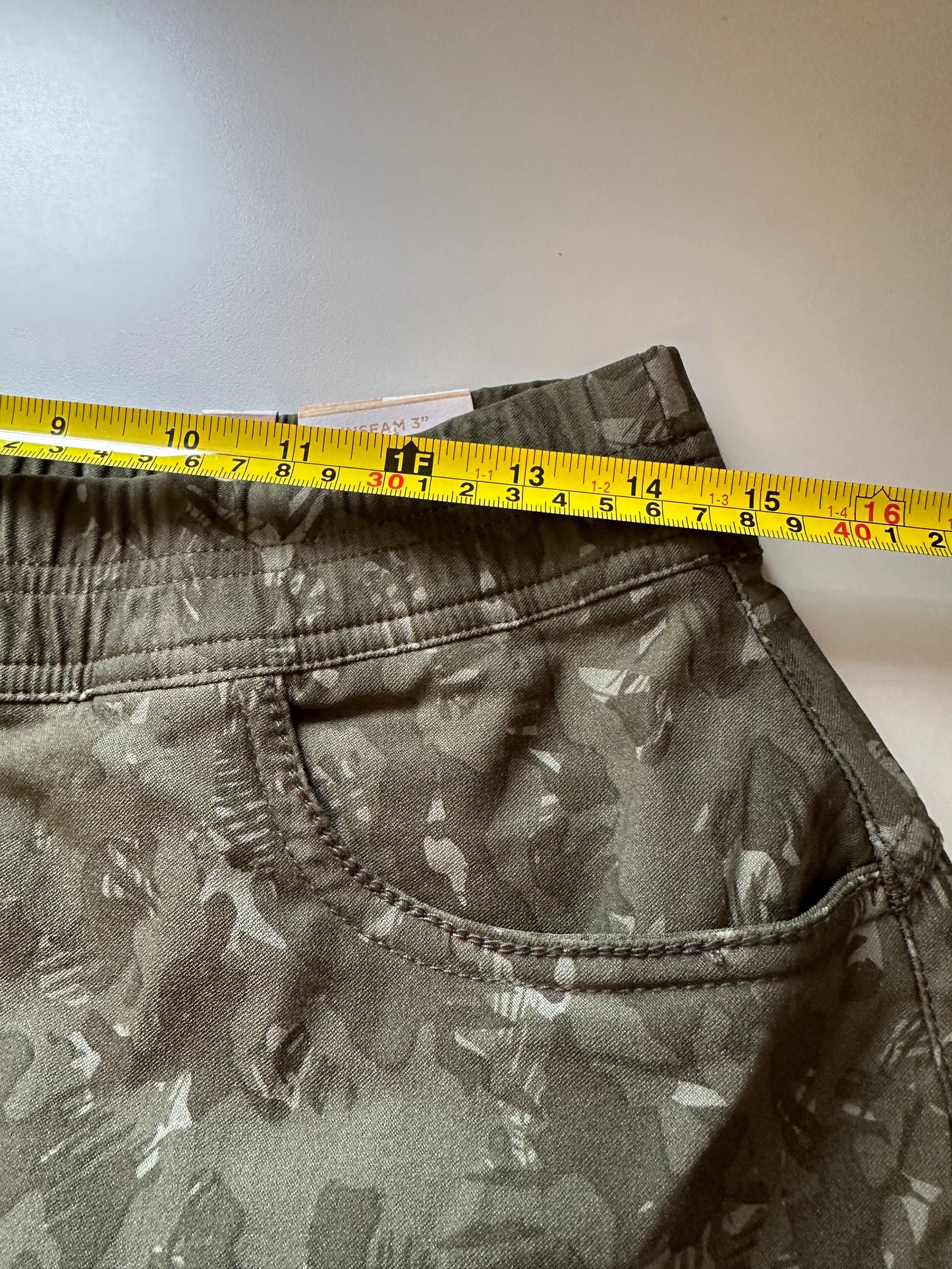 NWT Prana Pull On Stretch Nylon Shorts in Evergreen Camo Green | Size 8