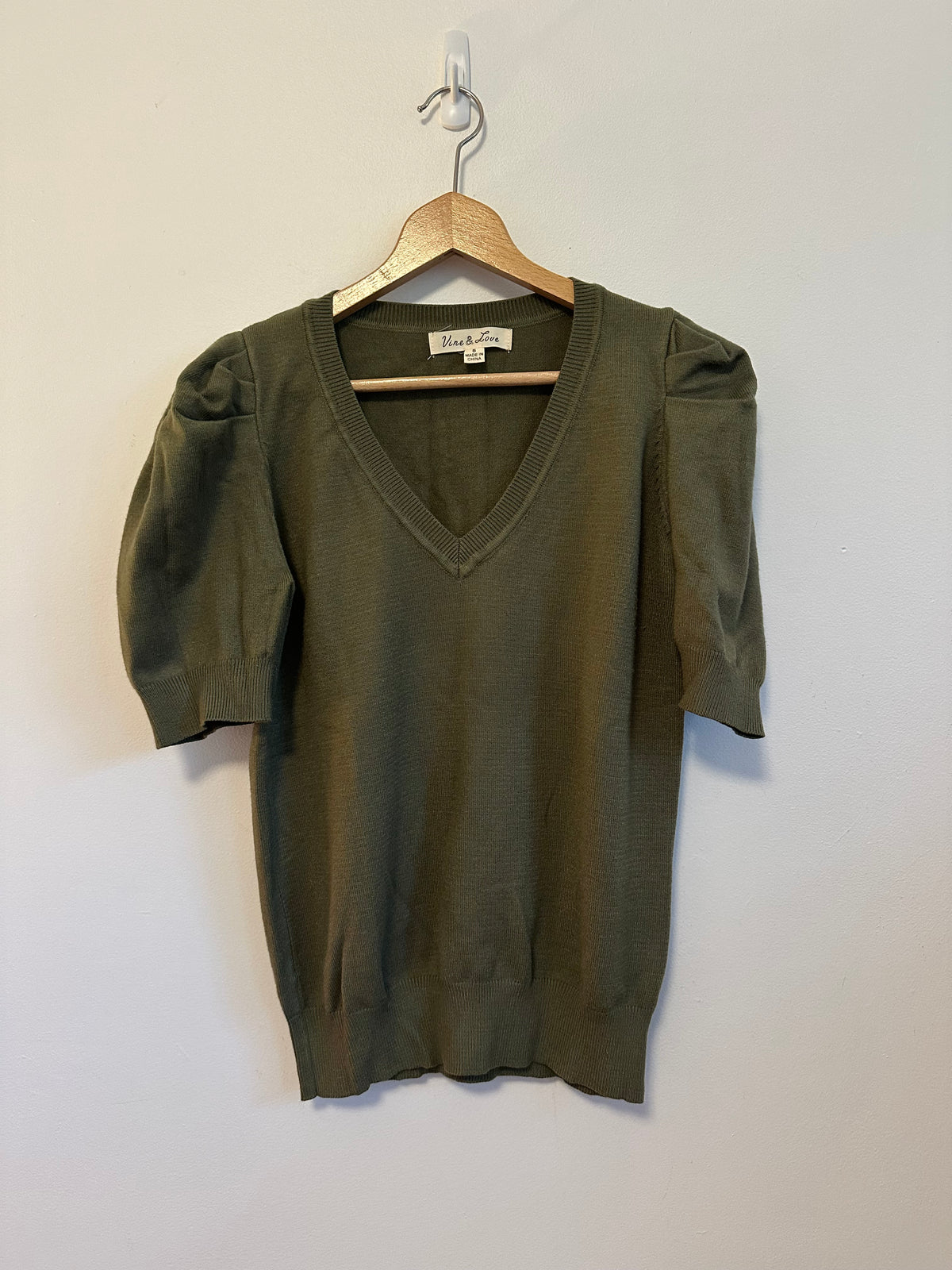 Vine & Love Olive Green Puff Sleeve V-Neck Knit Sweater | Size Small
