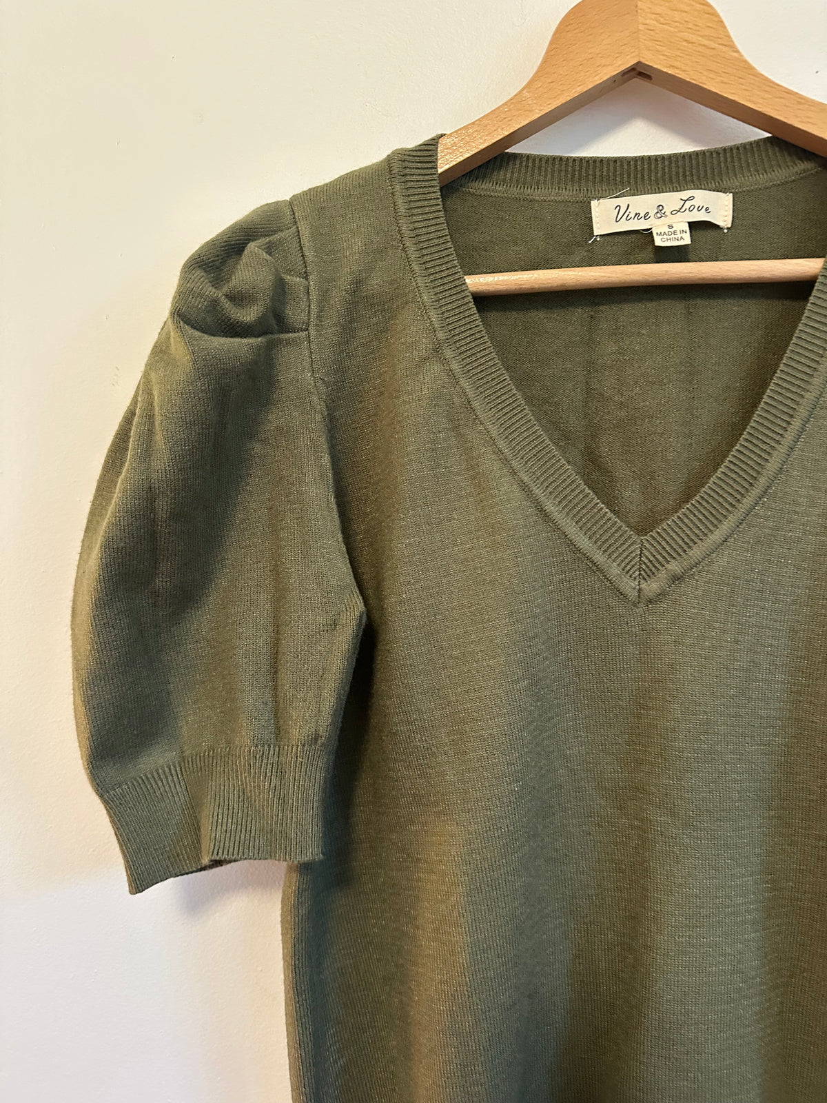 Vine & Love Olive Green Puff Sleeve V-Neck Knit Sweater | Size Small