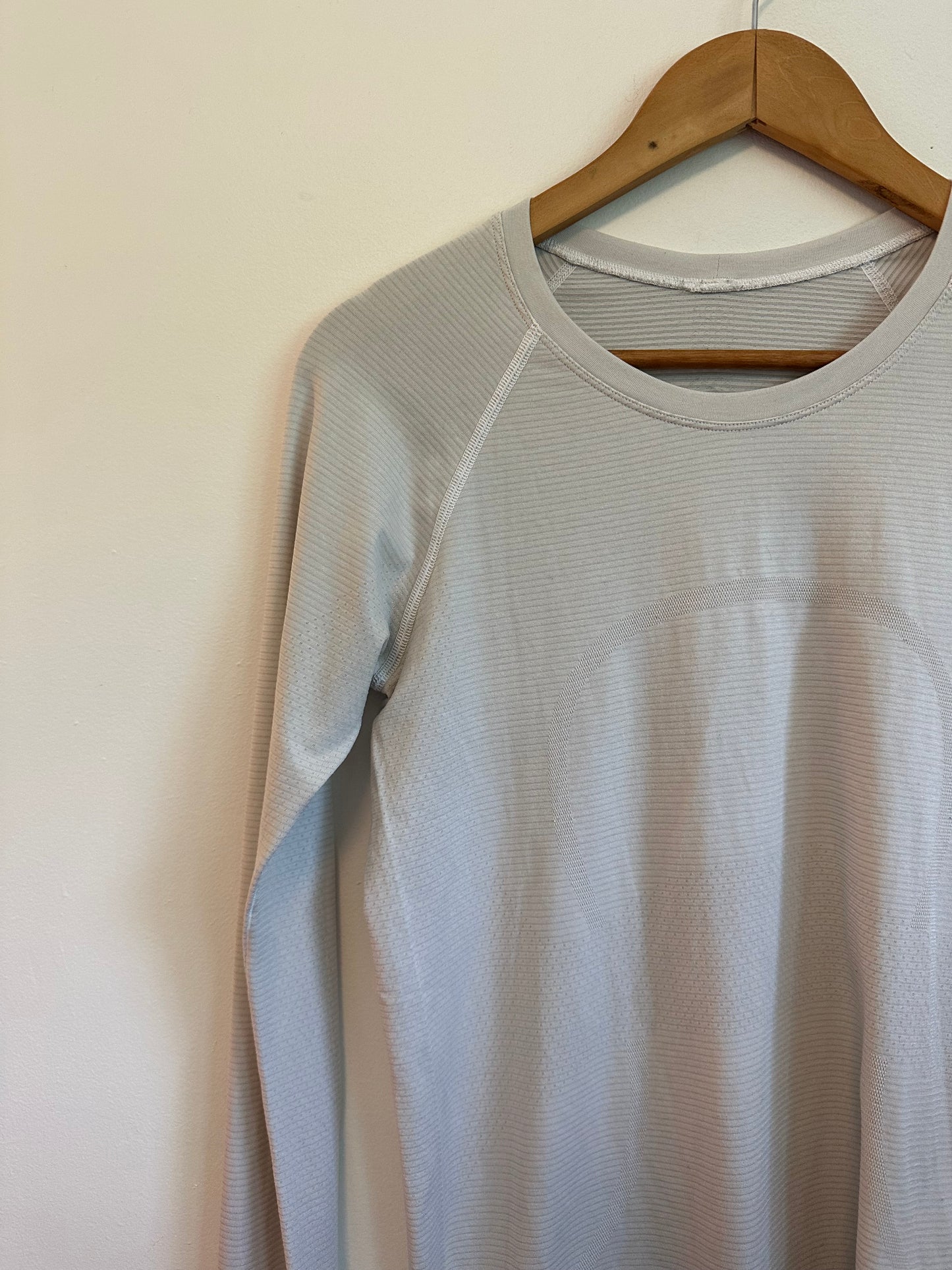 Lululemon Swiftly Tech Long Sleeve 2.0 Shirt in White Stripe | Size 8