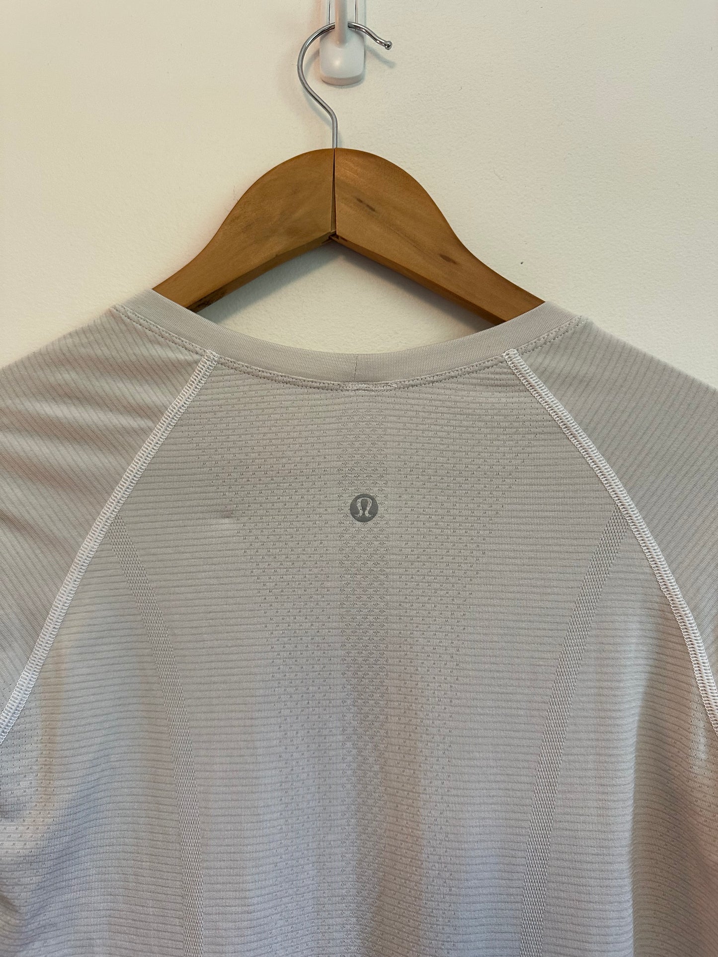 Lululemon Swiftly Tech Long Sleeve 2.0 Shirt in White Stripe | Size 8