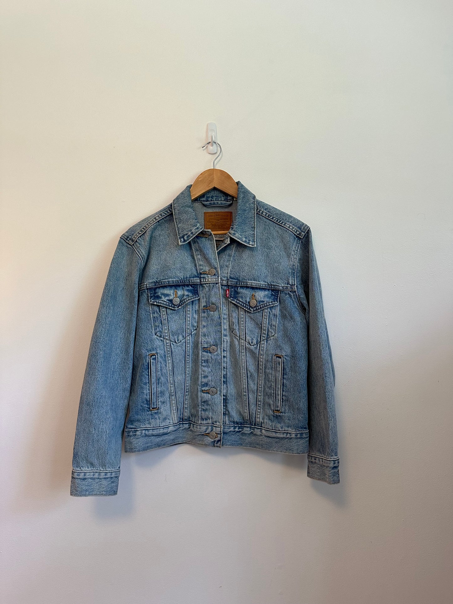 Levis Premium Original Trucker Jean Jacket in Light Wash Denim Blue | Size Small