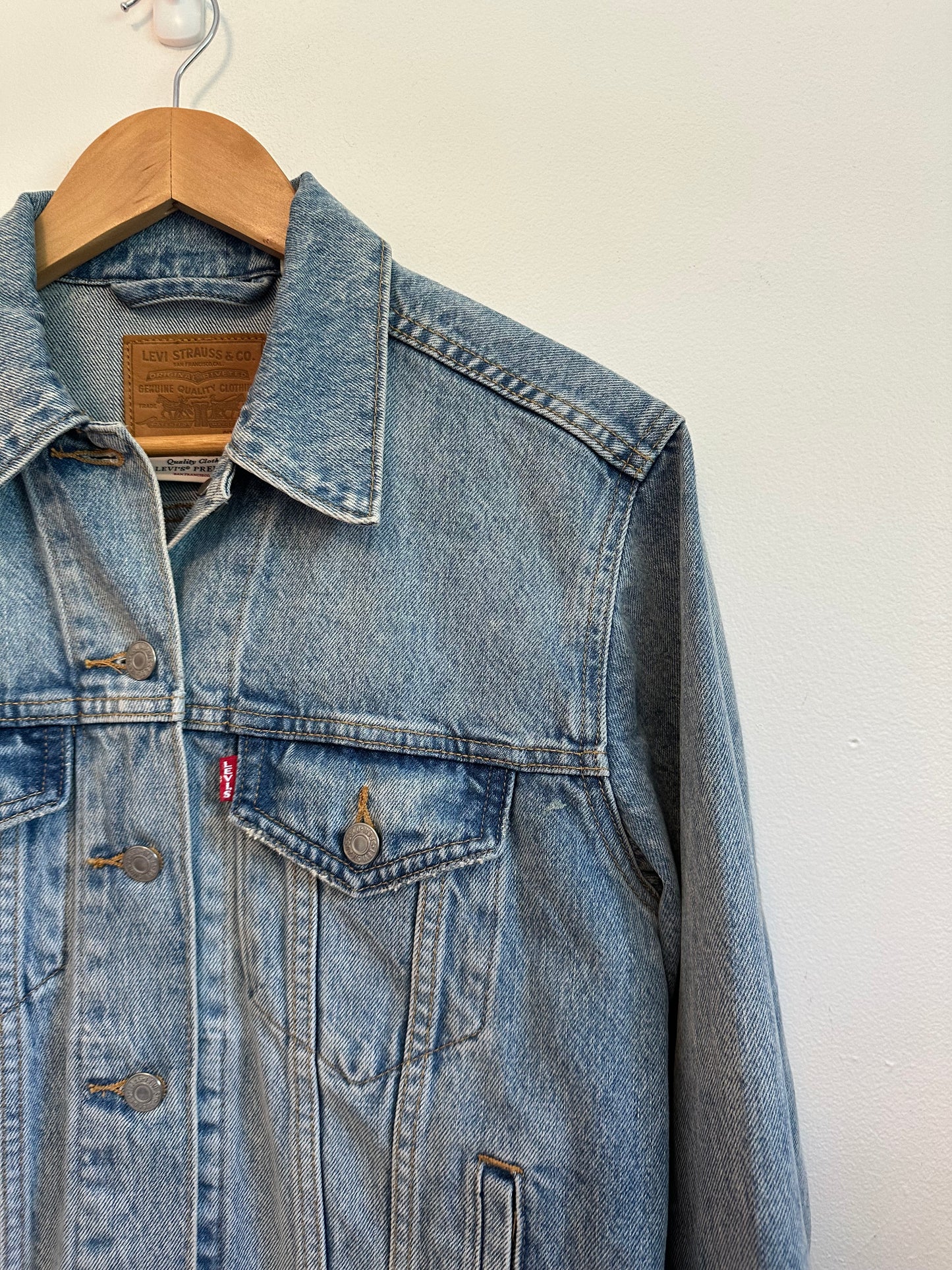 Levis Premium Original Trucker Jean Jacket in Light Wash Denim Blue | Size Small