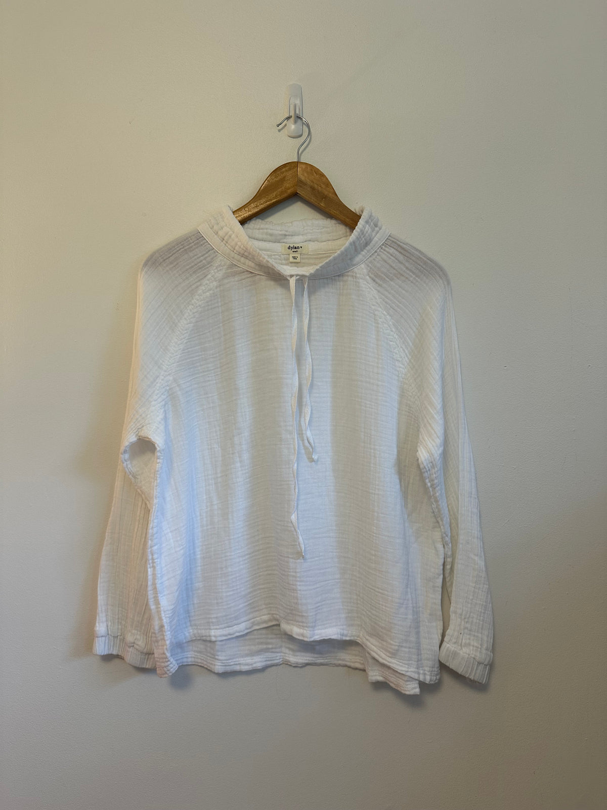 Dylan White Cotton Gauze Crinkle Mock Neck Drawstring Top | Size Small