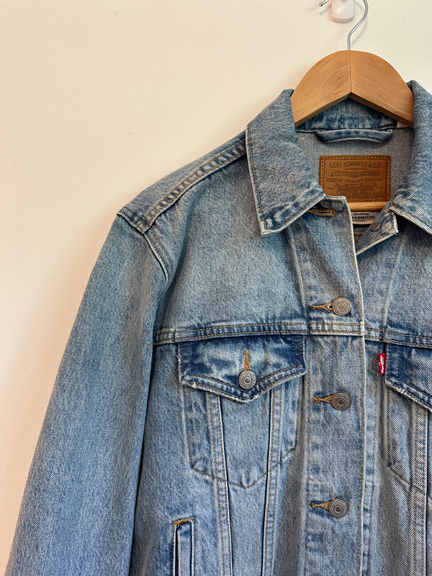 Levis Premium Original Trucker Jean Jacket in Light Wash Denim Blue | Size Small