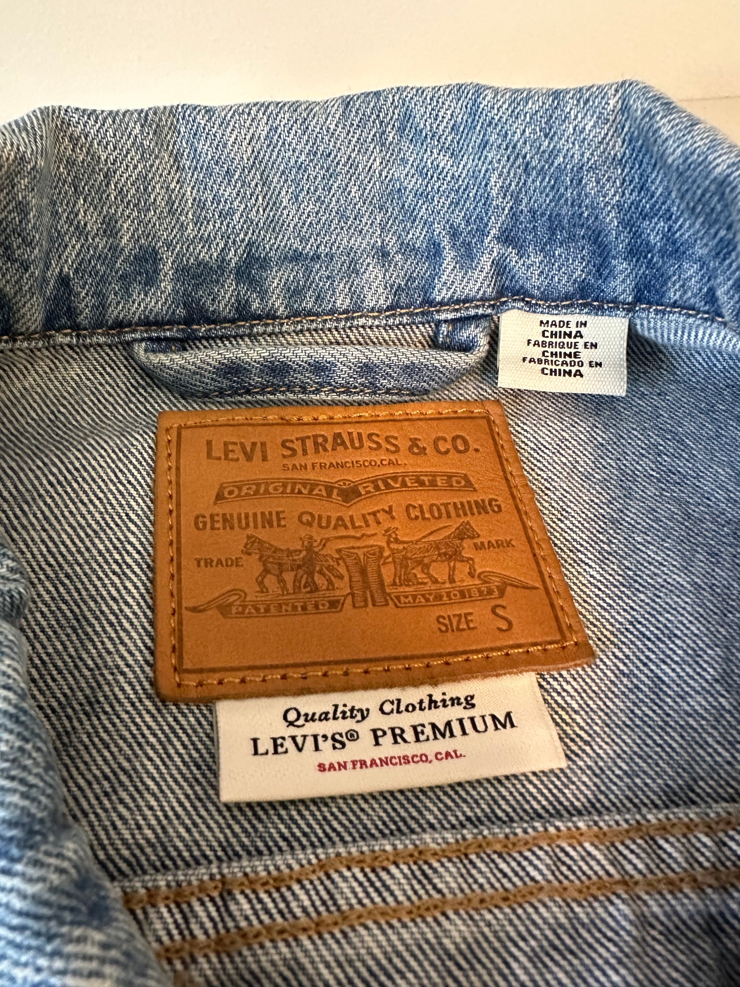Levis Premium Original Trucker Jean Jacket in Light Wash Denim Blue | Size Small