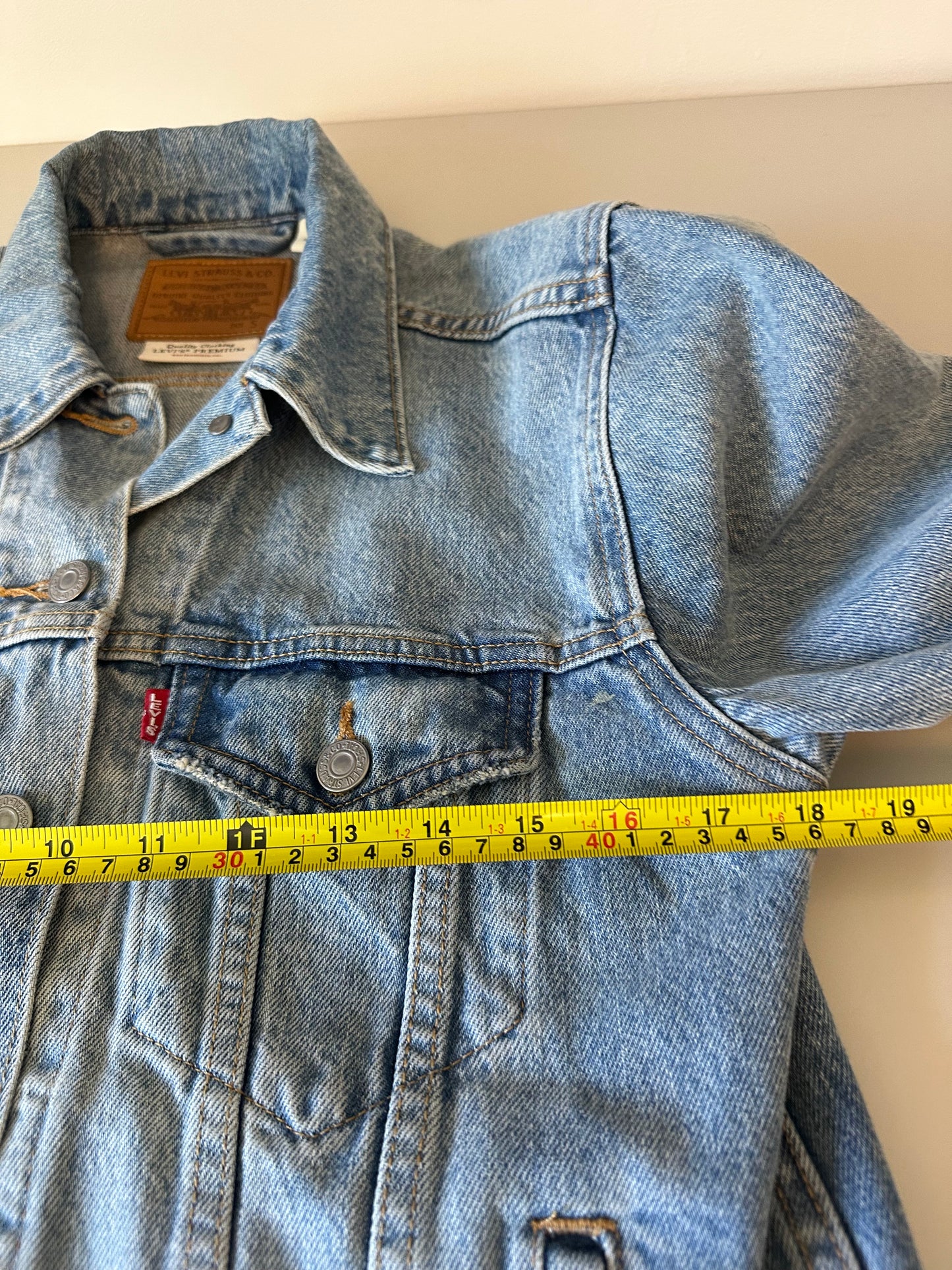 Levis Premium Original Trucker Jean Jacket in Light Wash Denim Blue | Size Small