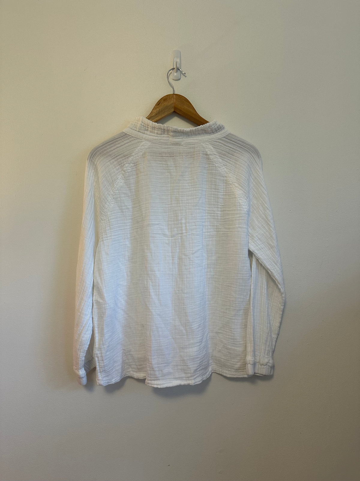 Dylan White Cotton Gauze Crinkle Mock Neck Drawstring Top | Size Small