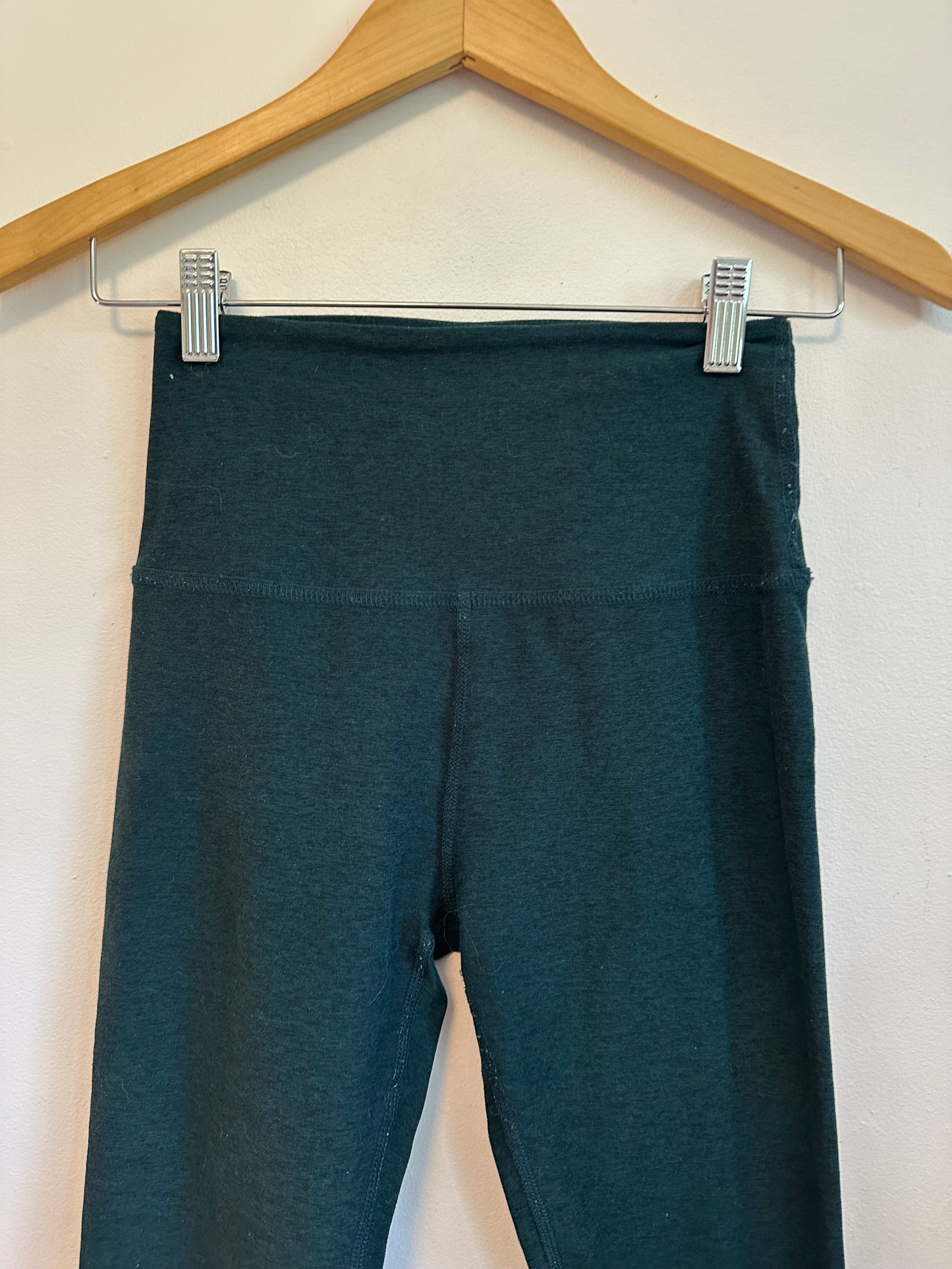 Beyond Yoga Spacedye Vitalize Leggings in Dark Spruce Green Heather | Size Small