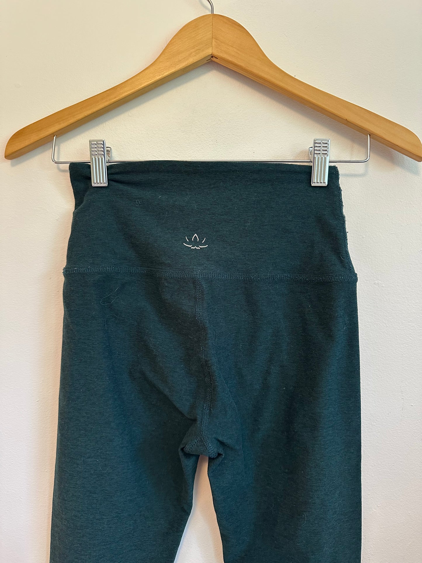 Beyond Yoga Spacedye Vitalize Leggings in Dark Spruce Green Heather | Size Small