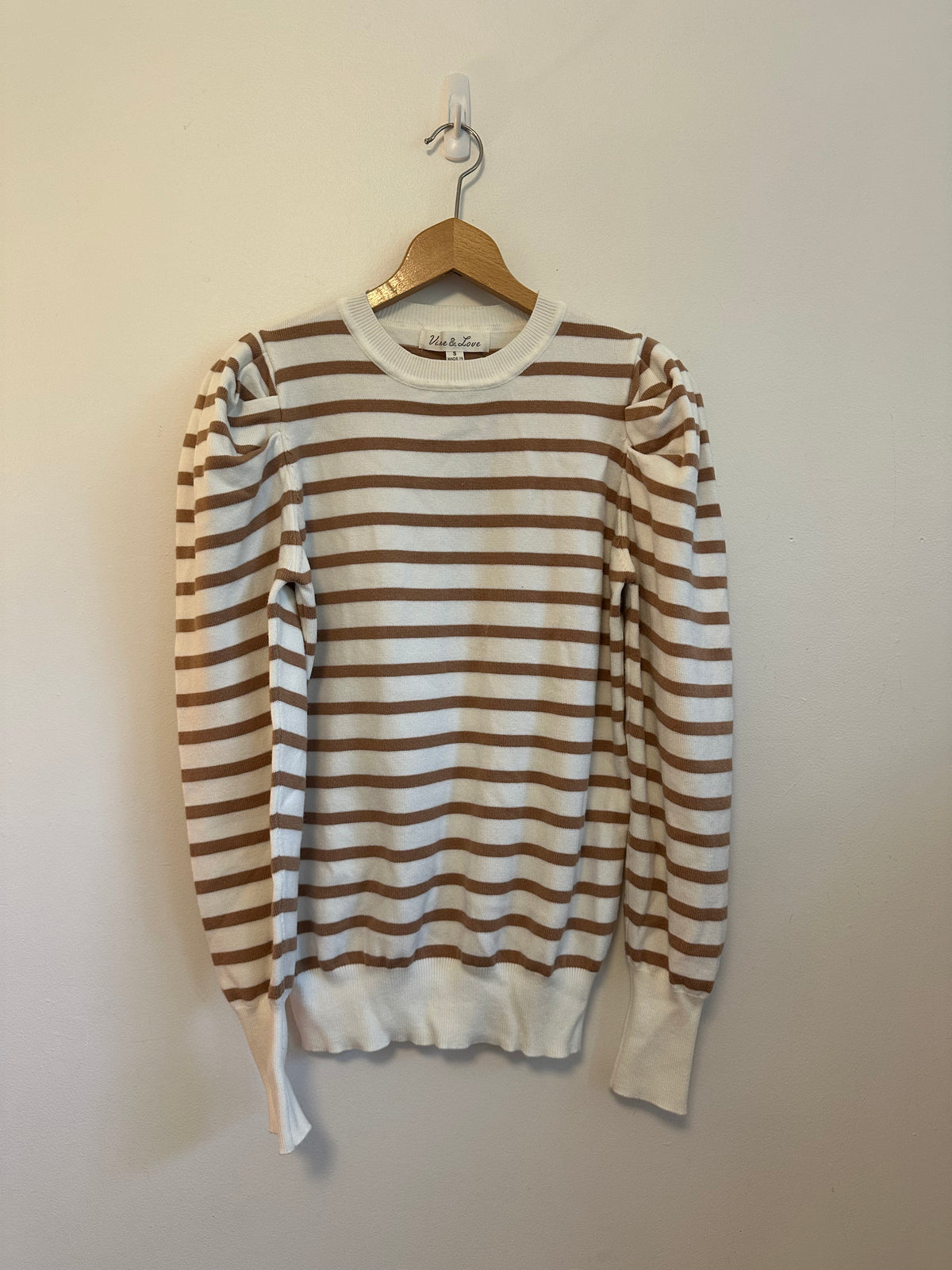 Vine & Love White and Tan Striped Puff Sleeve Sweater | Size Small
