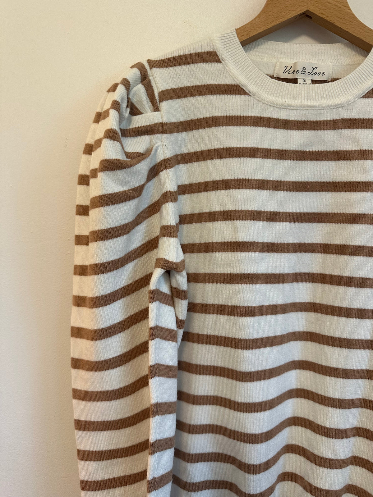Vine & Love White and Tan Striped Puff Sleeve Sweater | Size Small