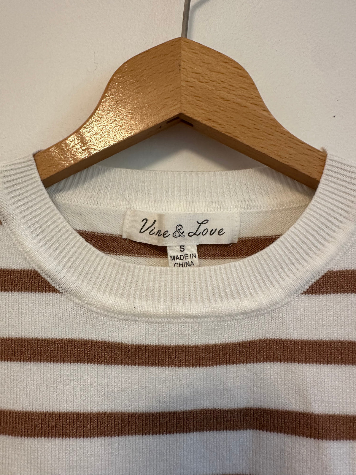 Vine & Love White and Tan Striped Puff Sleeve Sweater | Size Small