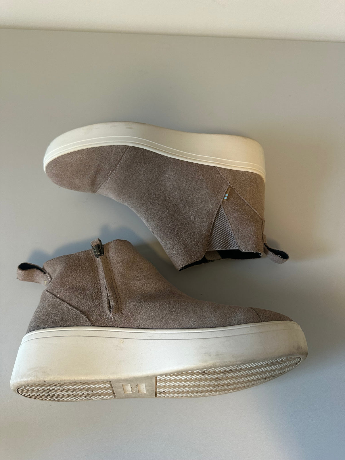 TOMS Jutti Chelsea Taupe Suede Platform Ankle Sneakers | Size 7