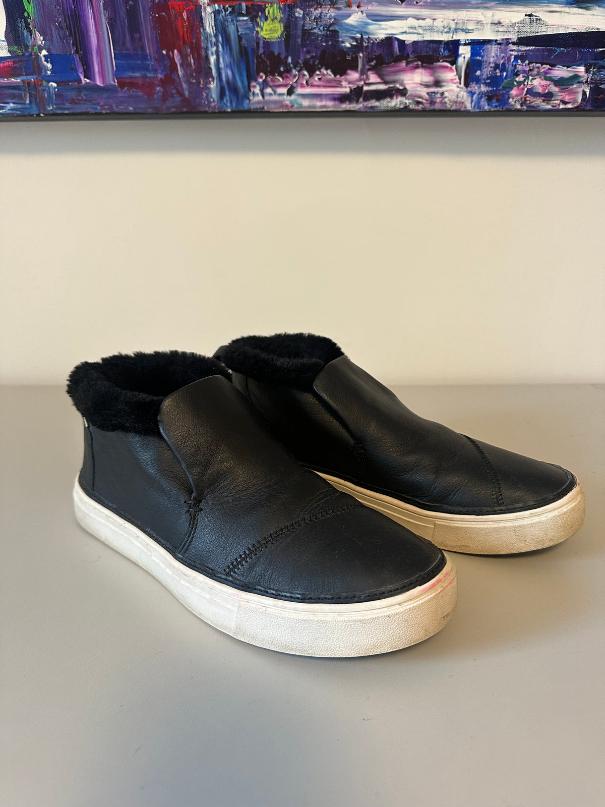 TOMS Black Leather and Faux Fur Lined Slip On Sneaker | Size 7