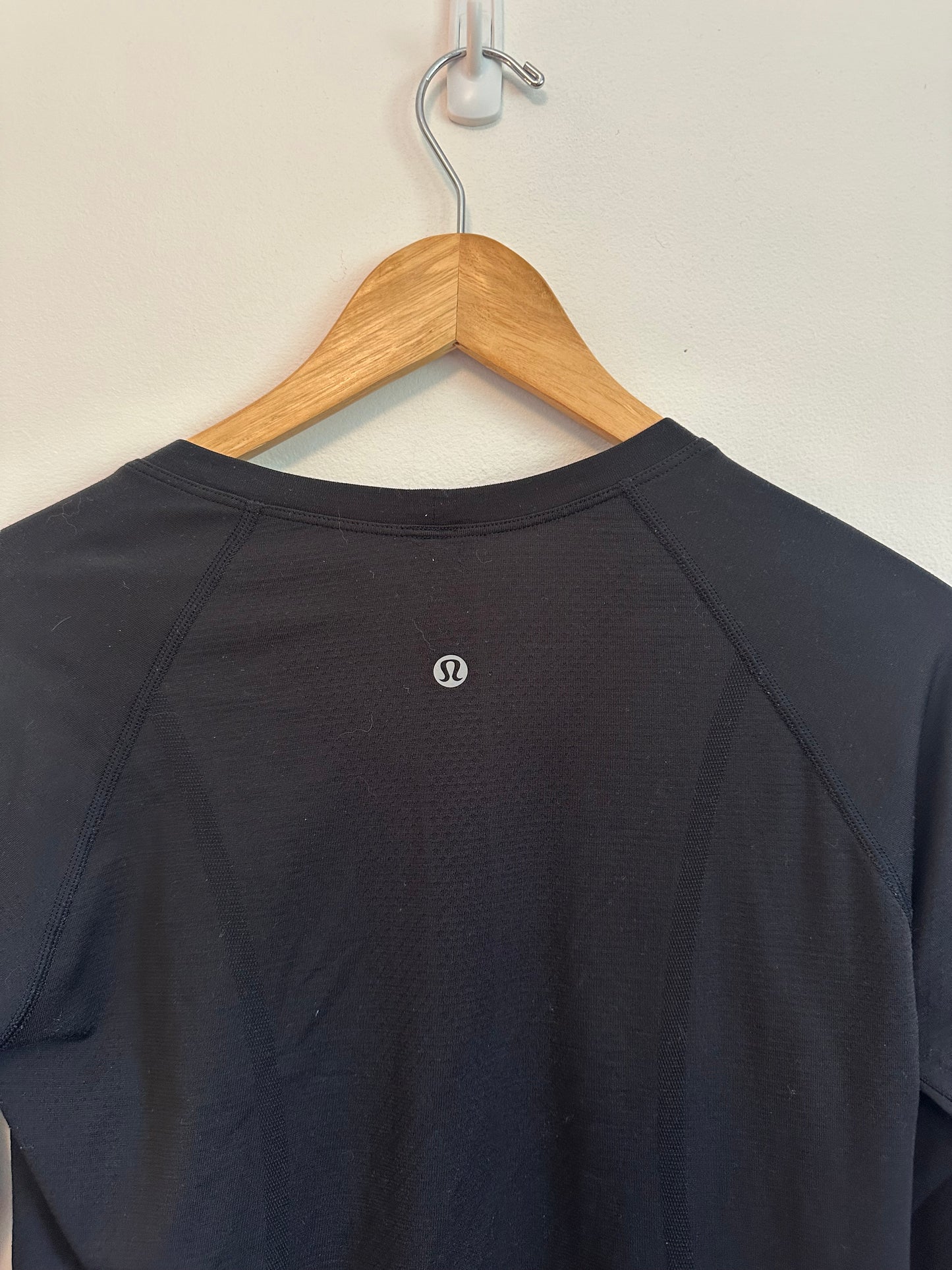 Lululemon Swiftly Tech Long Sleeve Crew Neck in Black | Size 8