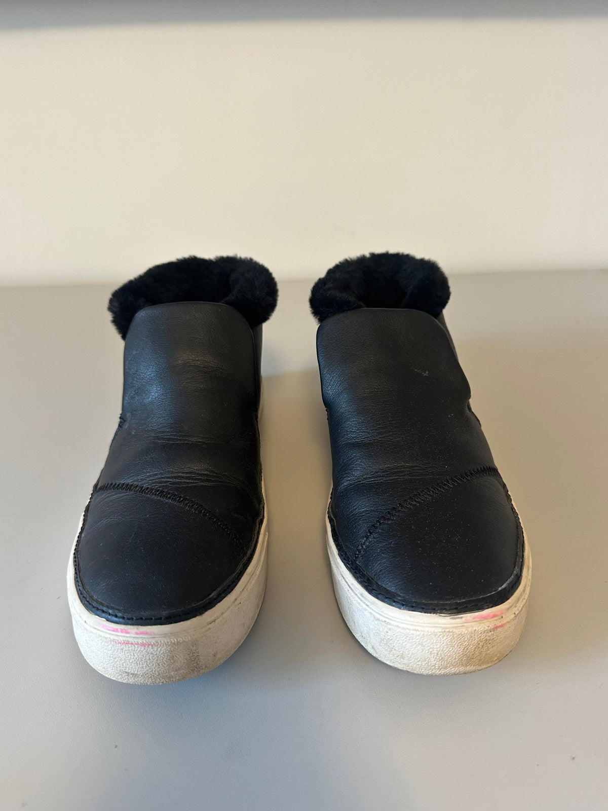 TOMS Black Leather and Faux Fur Lined Slip On Sneaker | Size 7