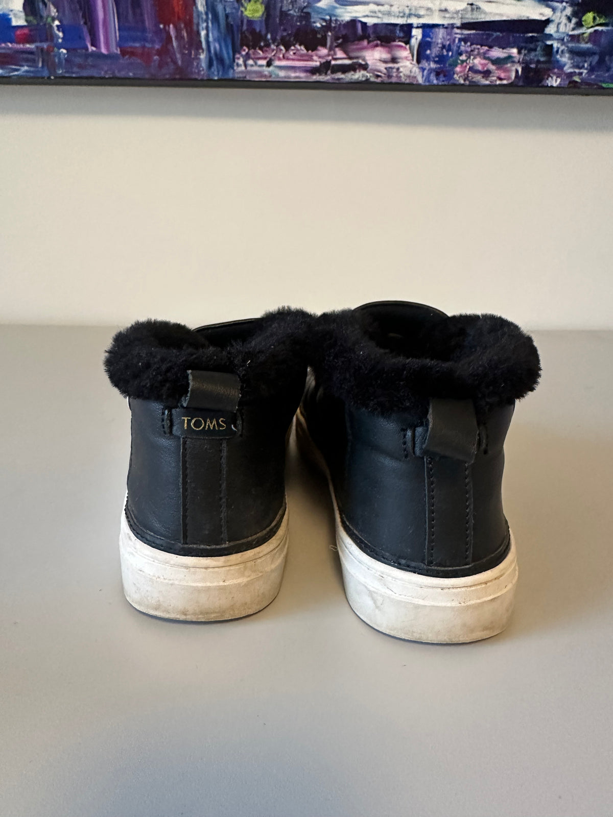 TOMS Black Leather and Faux Fur Lined Slip On Sneaker | Size 7