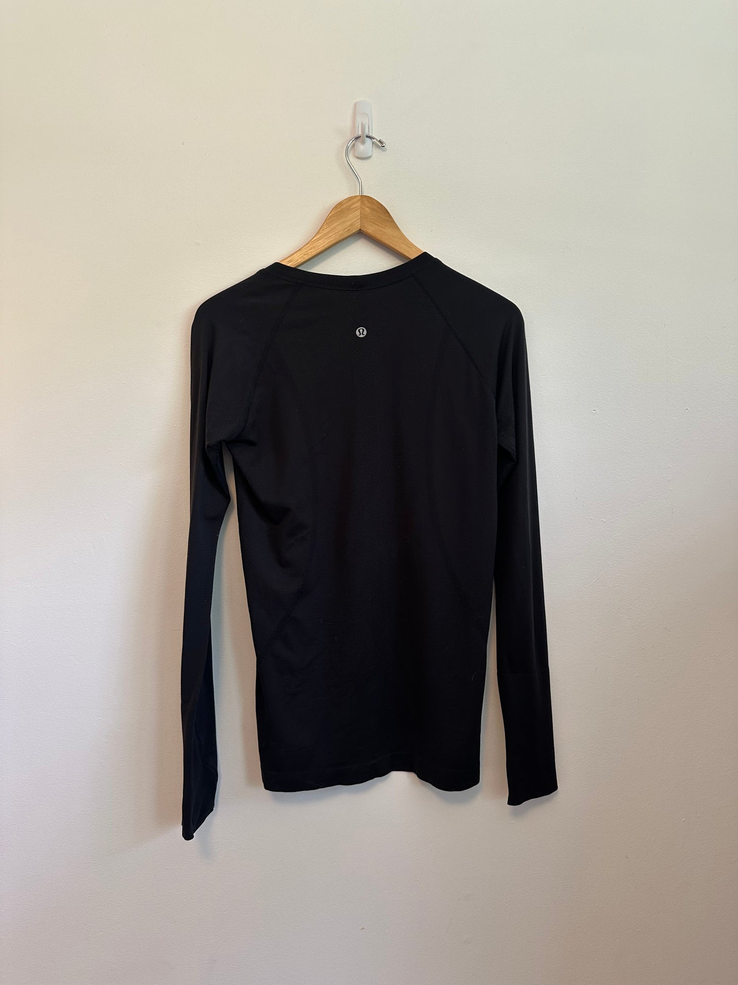 Lululemon Swiftly Tech Long Sleeve Crew Neck in Black | Size 8