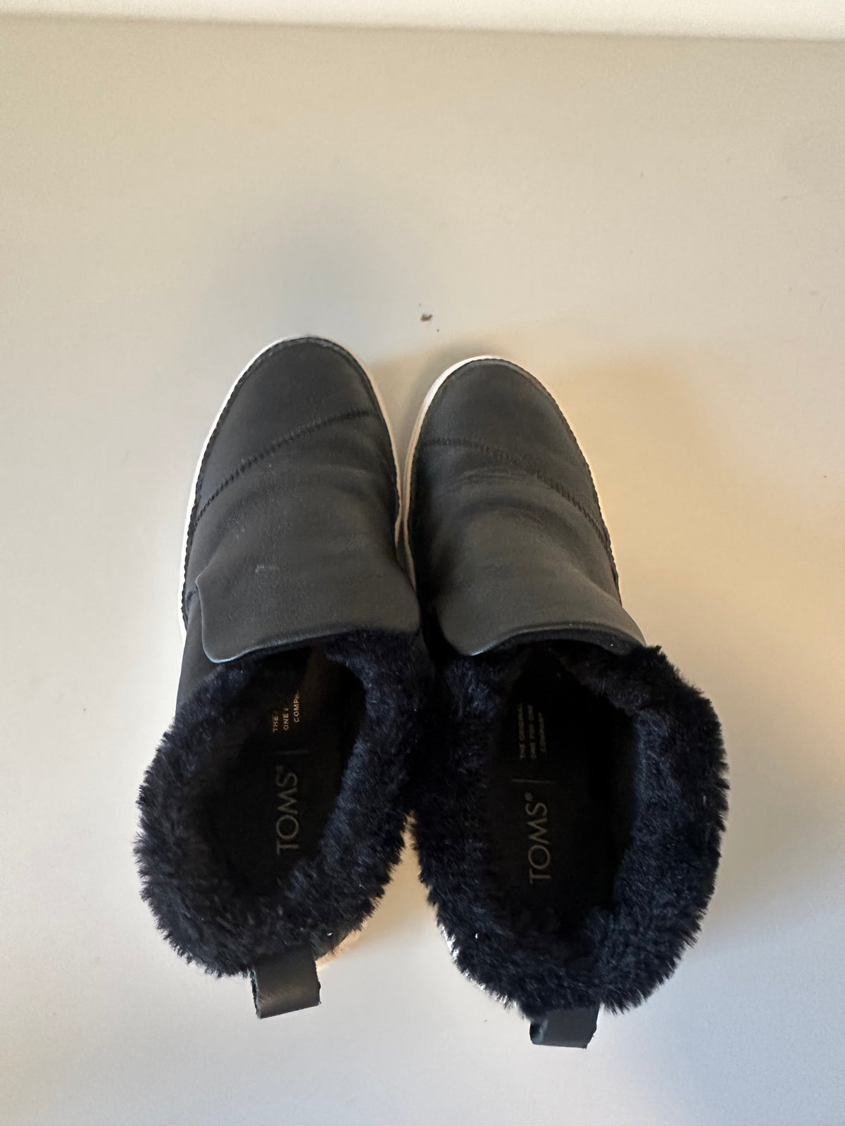 TOMS Black Leather and Faux Fur Lined Slip On Sneaker | Size 7