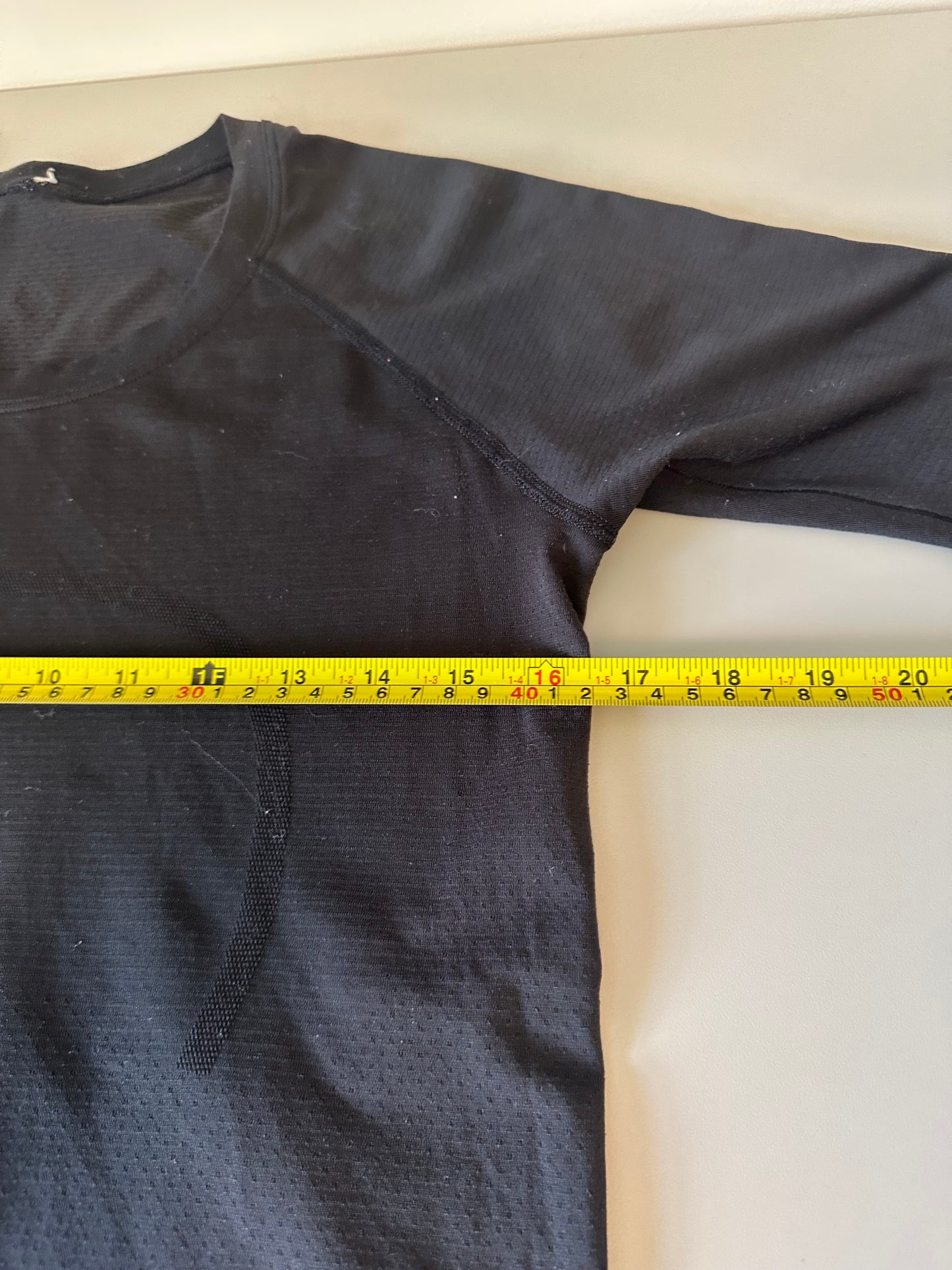 Lululemon Swiftly Tech Long Sleeve Crew Neck in Black | Size 8