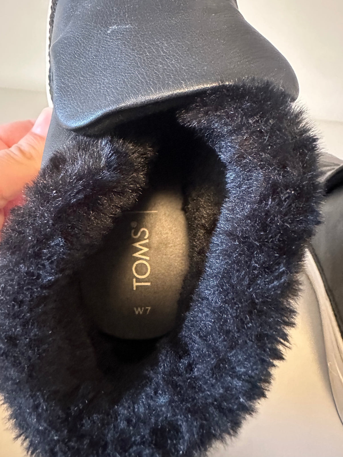 TOMS Black Leather and Faux Fur Lined Slip On Sneaker | Size 7