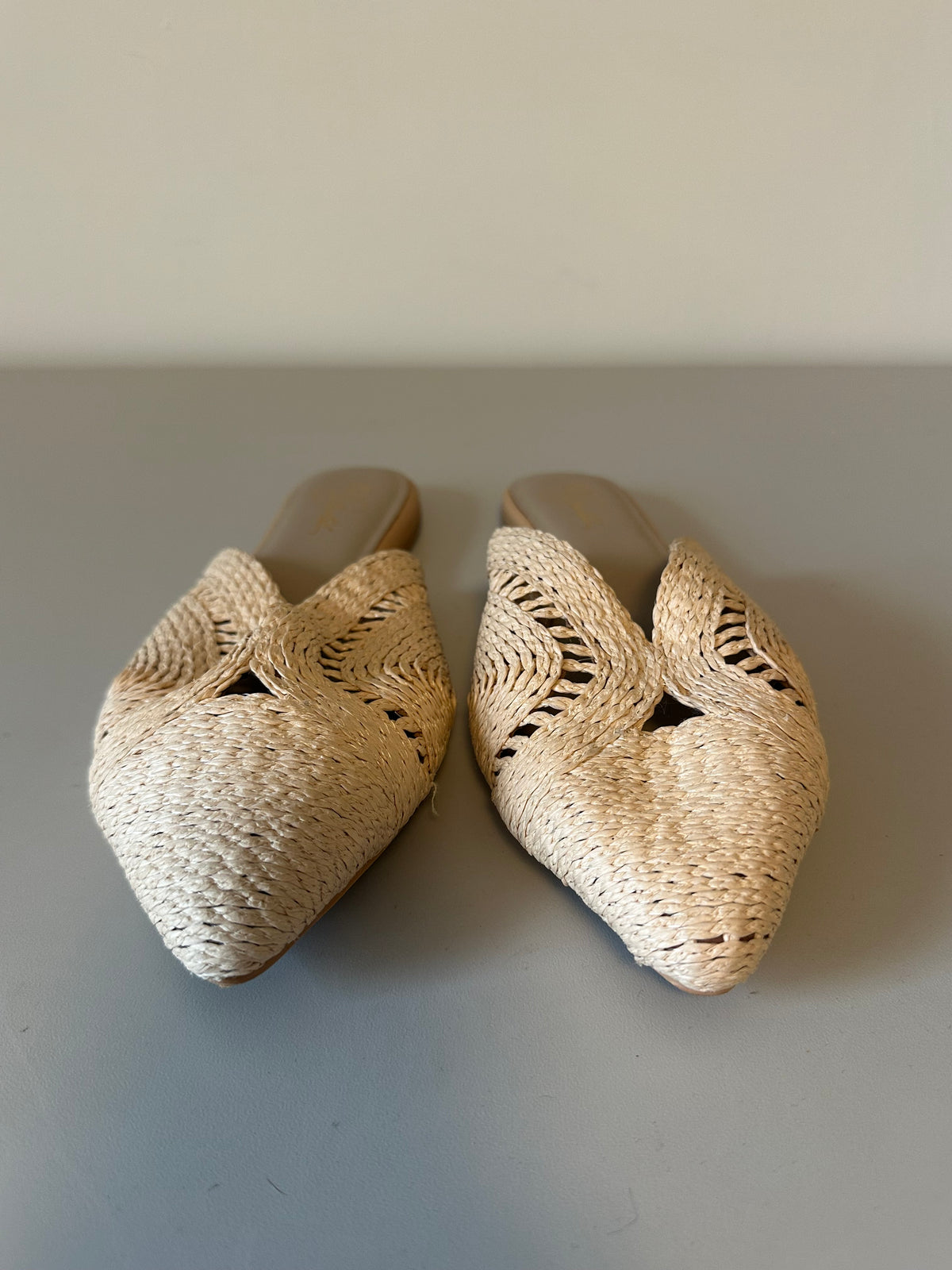42 Gold Woven Raffia Pointed Toe Mules in Tan | Size 7