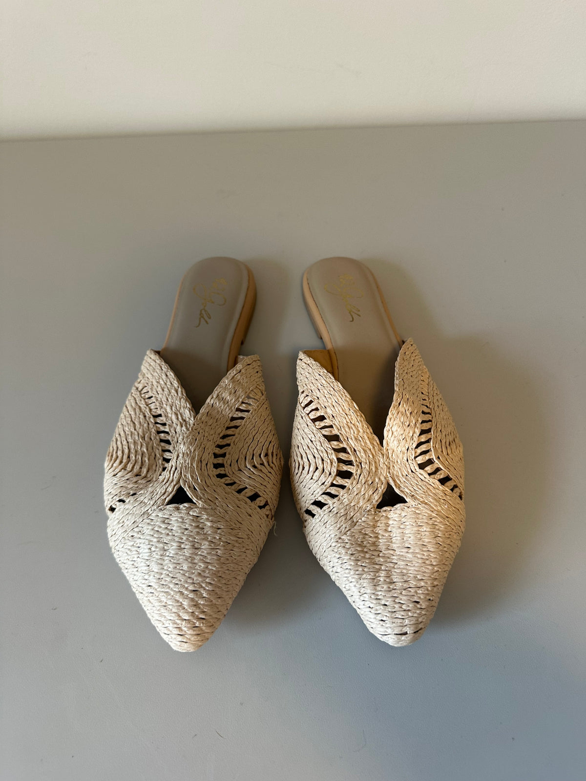 42 Gold Woven Raffia Pointed Toe Mules in Tan | Size 7