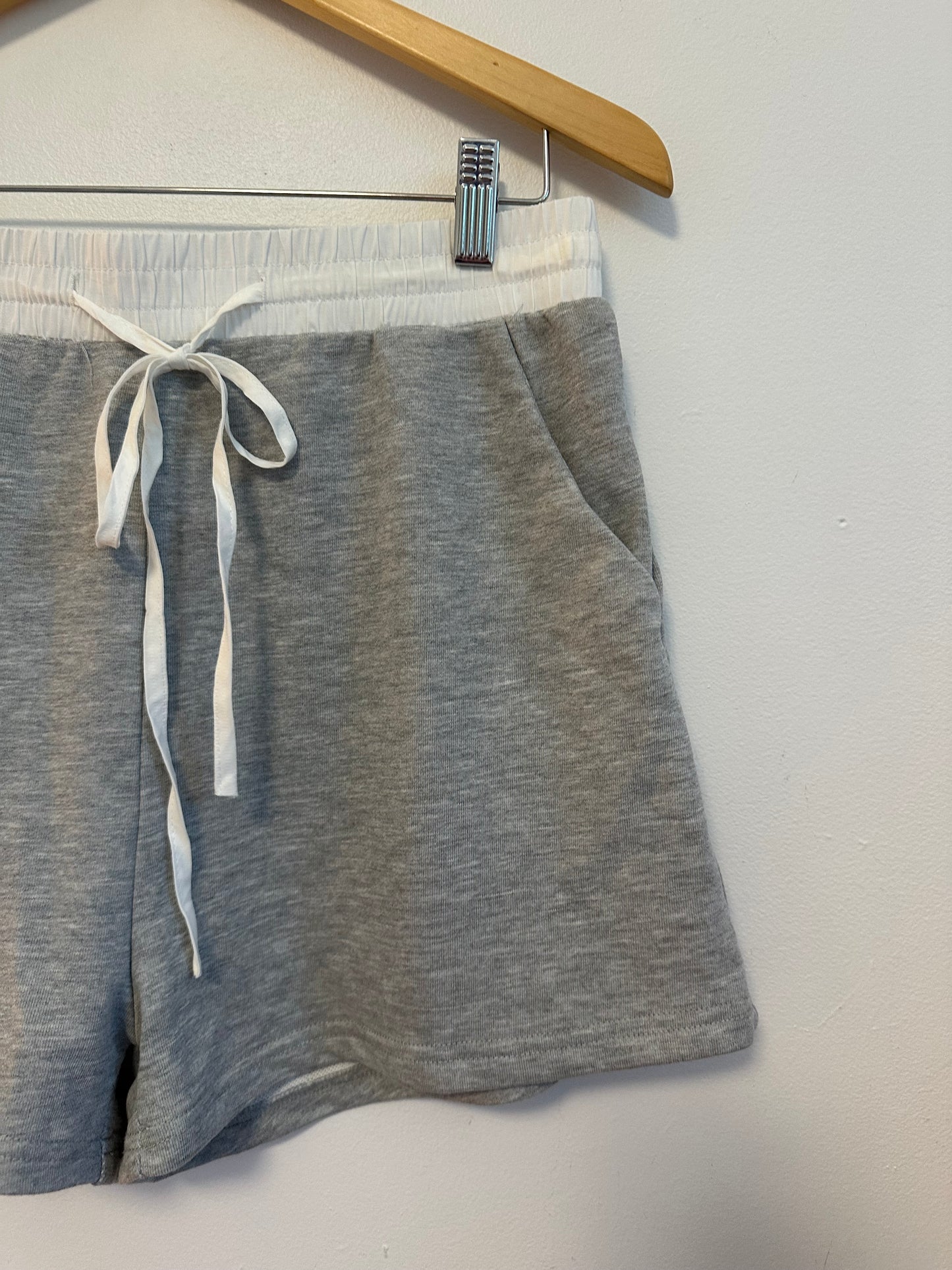 Annie Wear Los Angeles Gray and White Drawstring Sweat Shorts | Size Medium