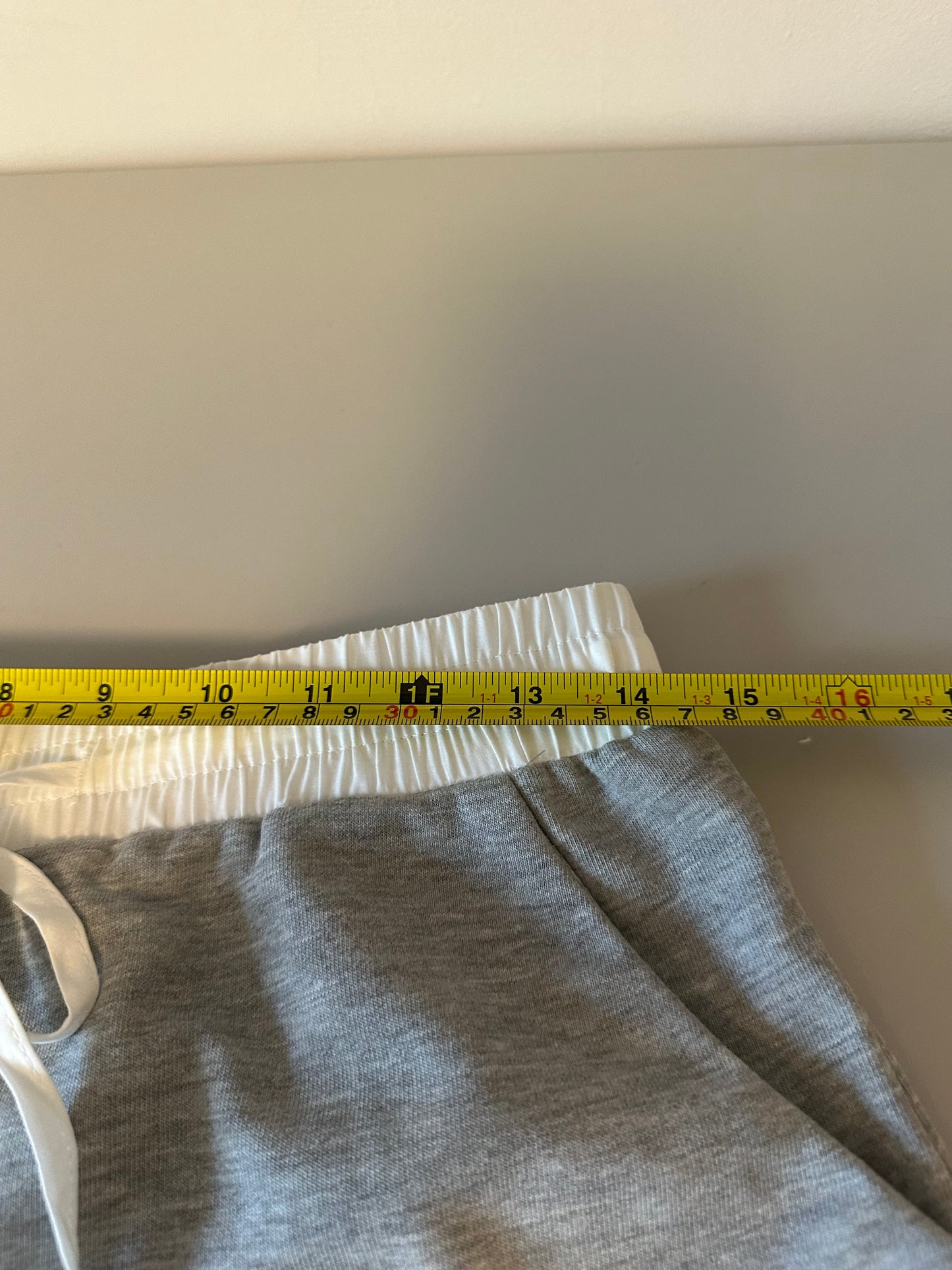 Annie Wear Los Angeles Gray and White Drawstring Sweat Shorts | Size Medium