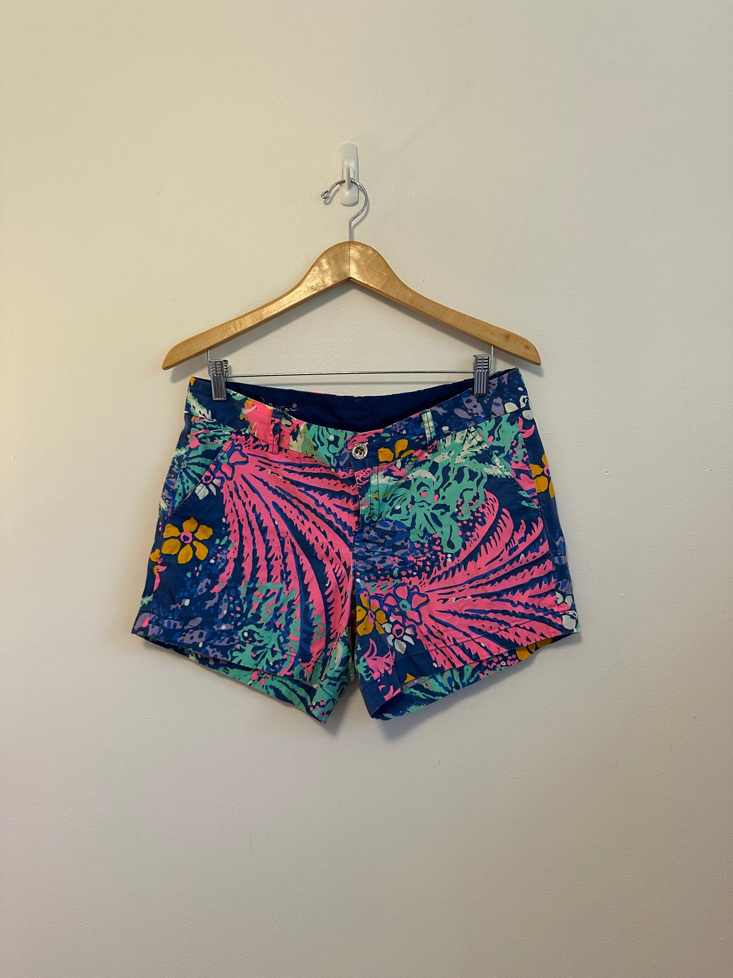 Lilly Pulitzer Callahan Shorts in Navy and Pink Tropical Floral | Size 6