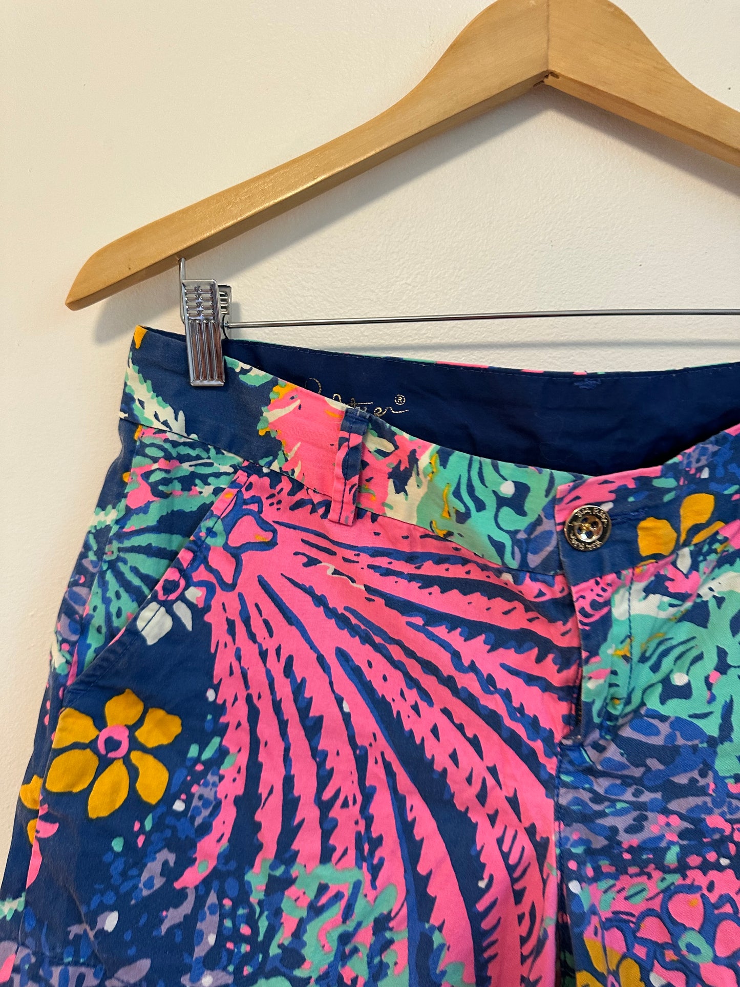 Lilly Pulitzer Callahan Shorts in Navy and Pink Tropical Floral | Size 6