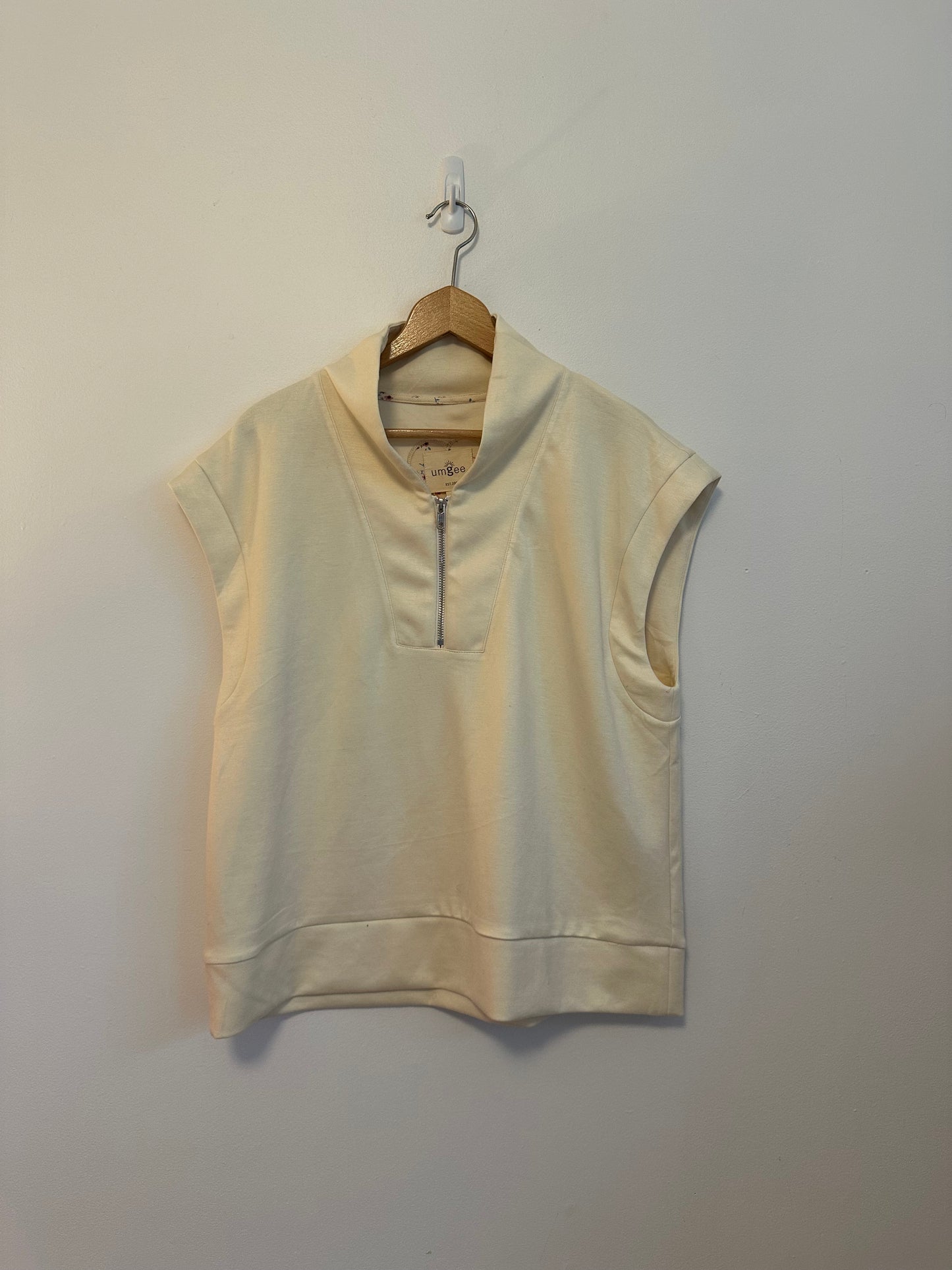 NWT Umgee Cream Quarter Zip Sleeveless Sweatshirt | Size Small