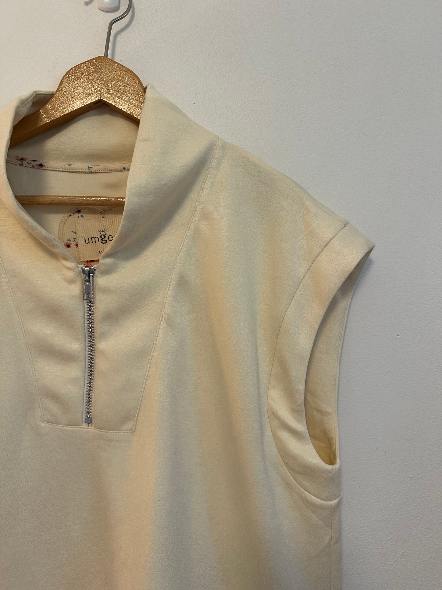 NWT Umgee Cream Quarter Zip Sleeveless Sweatshirt | Size Small