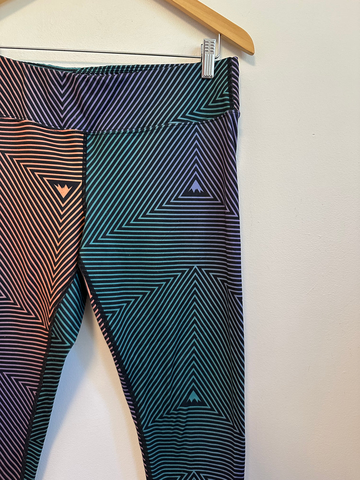Burton DryRide Geometric Print Cropped Leggings in Multicolor | Size Medium