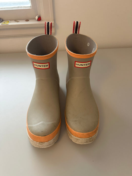 Hunter Women's Original Play Short Rain Boots in Gray and Orange | Size 9