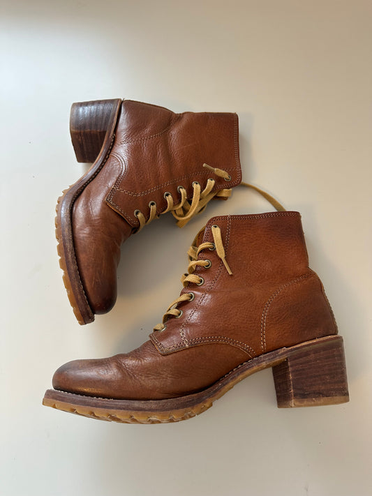 Frye Sabrina 6G Lace Up Heeled Boots in Distressed Cognac Leather | Size 9.5