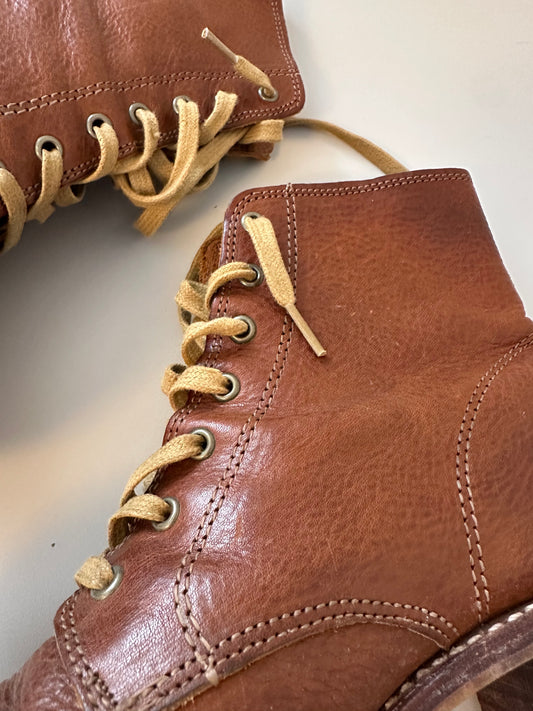 Frye Sabrina 6G Lace Up Heeled Boots in Distressed Cognac Leather | Size 9.5