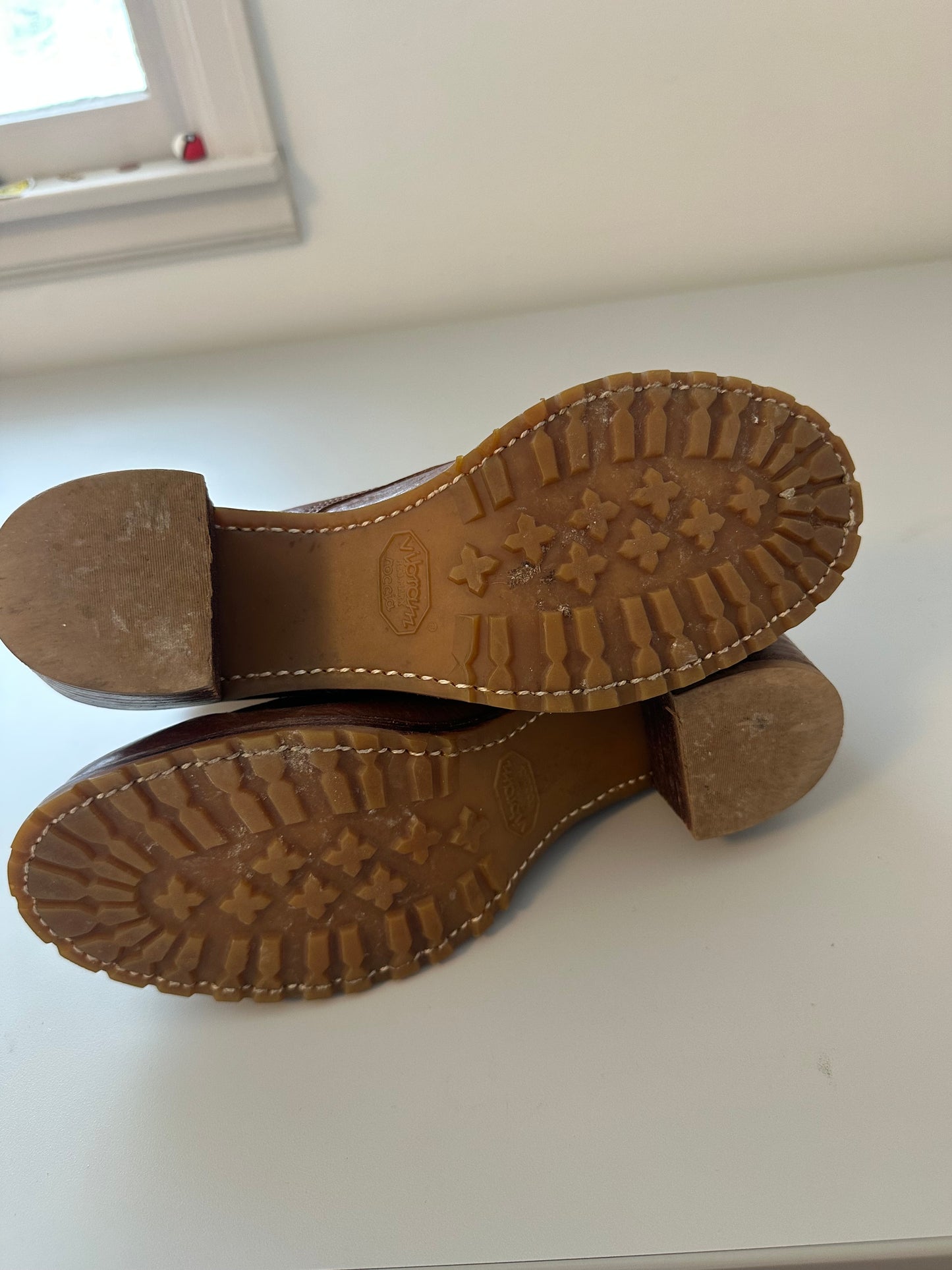 Frye Sabrina 6G Lace Up Heeled Boots in Distressed Cognac Leather | Size 9.5