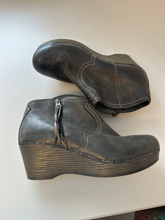 Dansko Veronica Ankle Clog Boot in Charcoal Gray Leather | Size 40