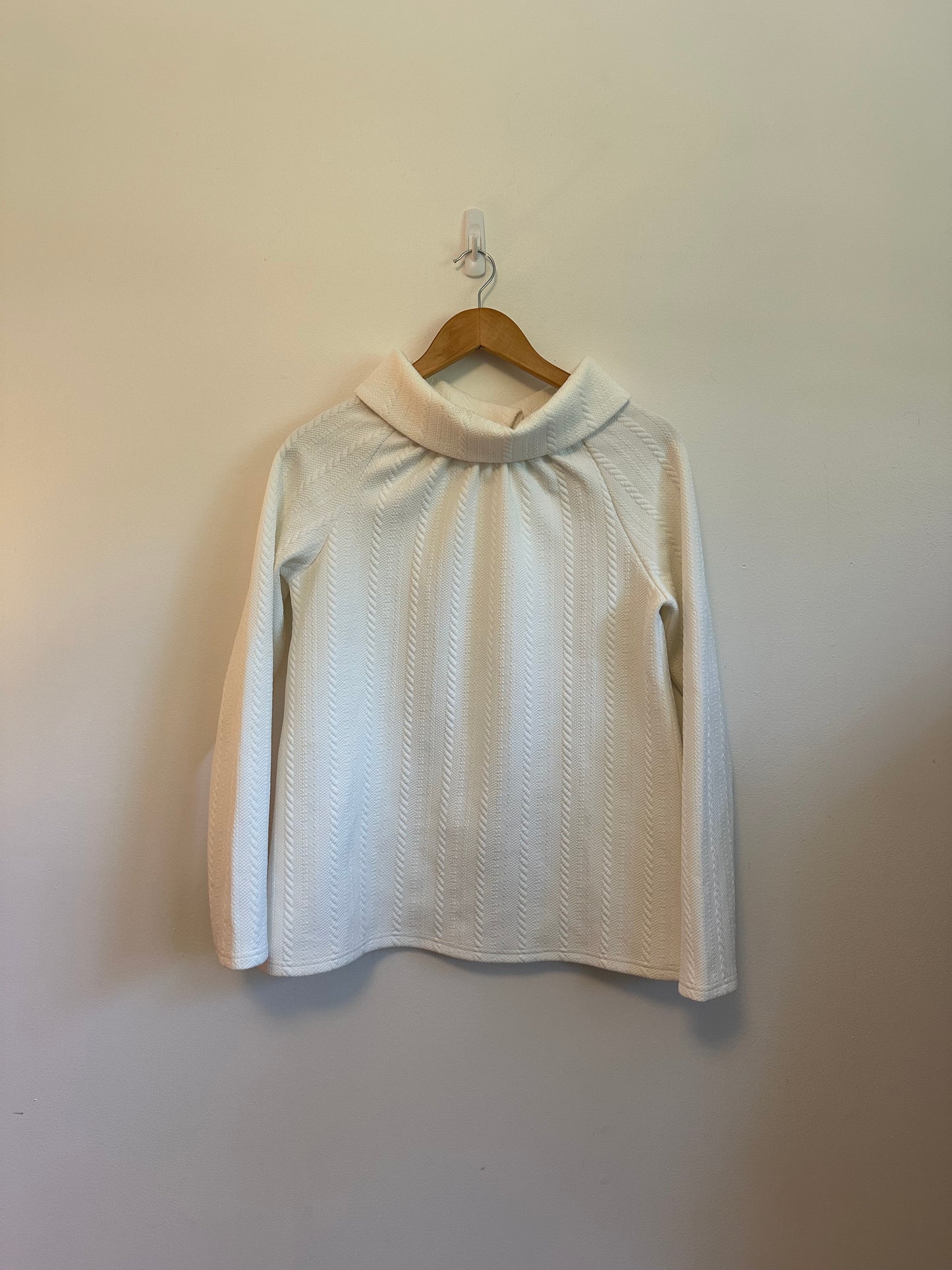 Sail to Sable White Textured Funnel Neck Button Back Top | Size Small