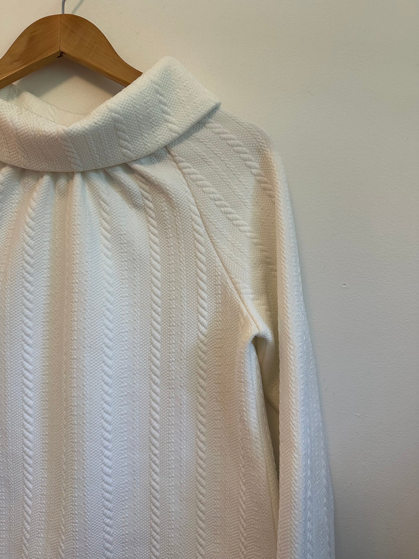 Sail to Sable White Textured Funnel Neck Button Back Top | Size Small
