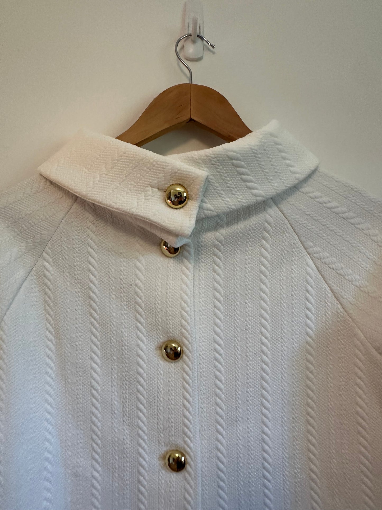 Sail to Sable White Textured Funnel Neck Button Back Top | Size Small