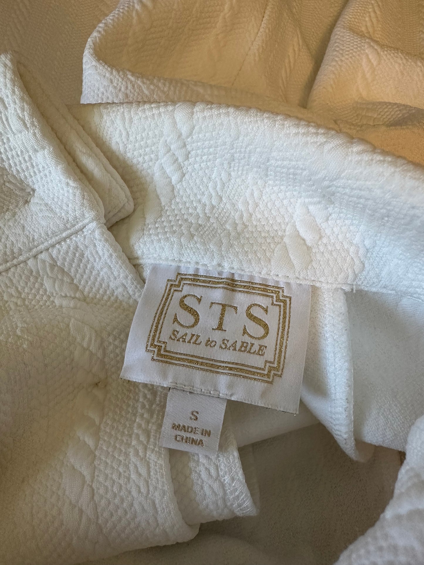 Sail to Sable White Textured Funnel Neck Button Back Top | Size Small