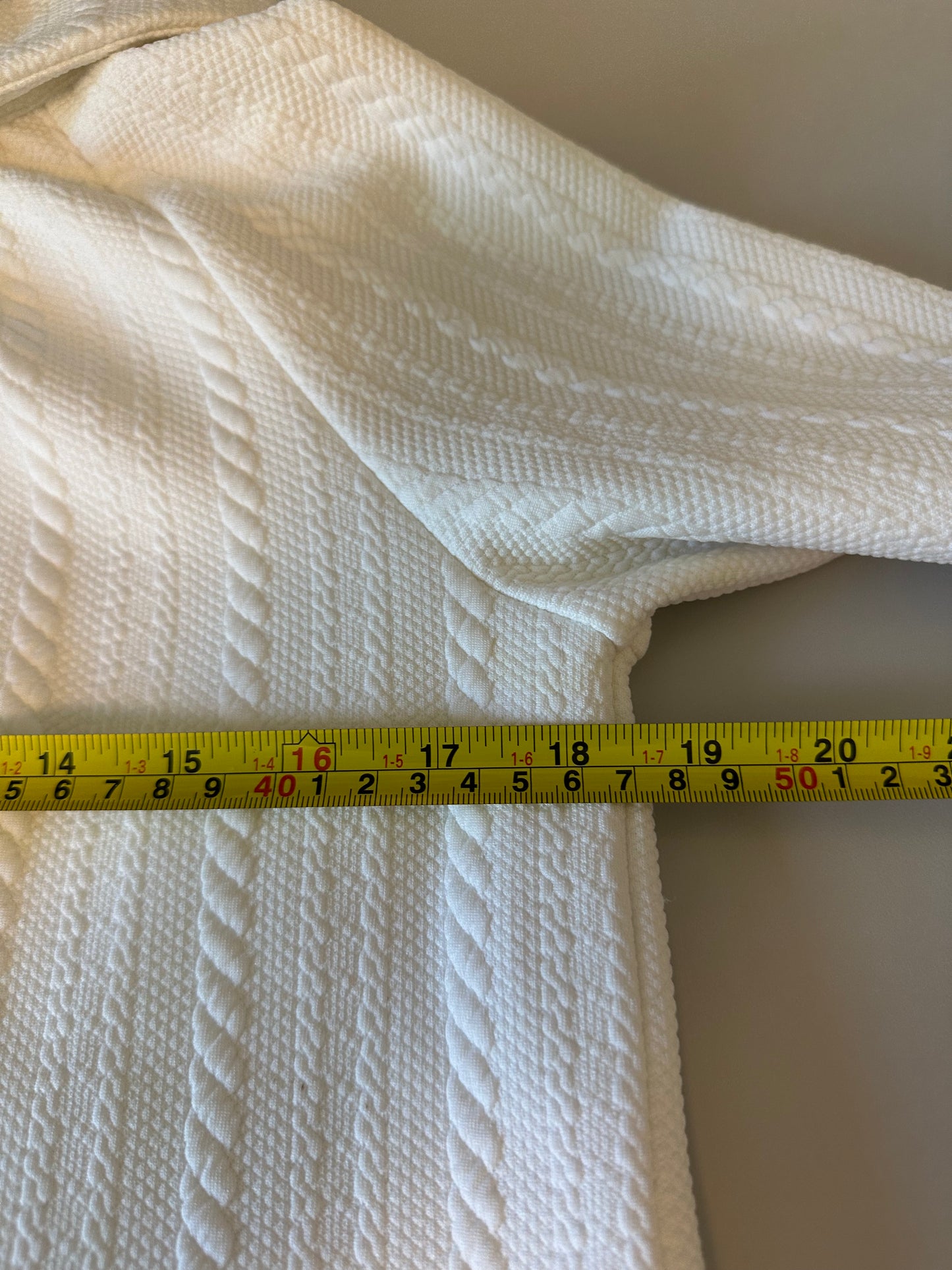 Sail to Sable White Textured Funnel Neck Button Back Top | Size Small