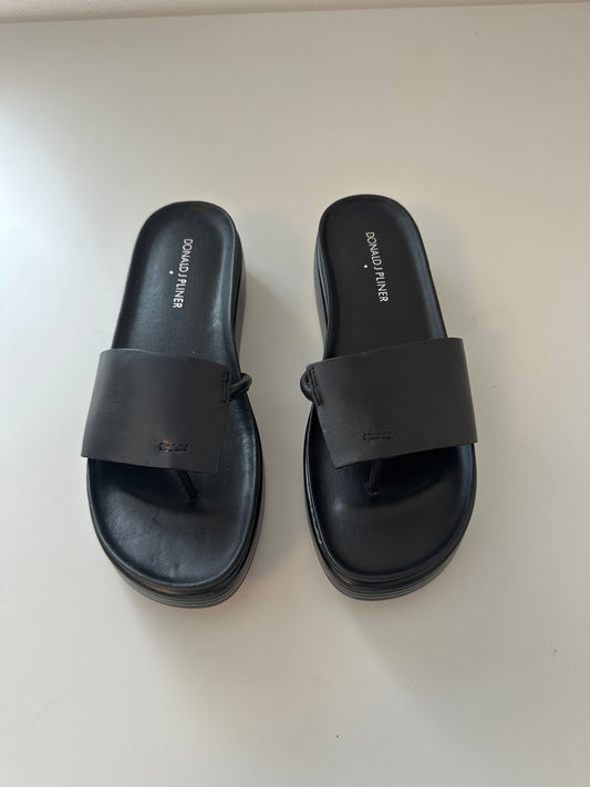New in Box Donald Pliner Fiji Platform Sandals in Black Vachetta Leather | Size 7.5